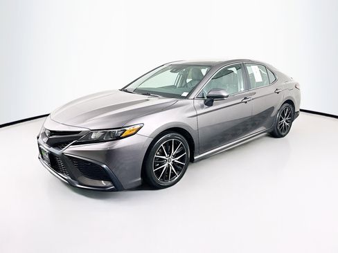 Used 2023 Toyota Camry SE image 3