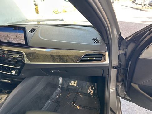 Used 2022 BMW 540i xDrive w/ M Sport Package image 25