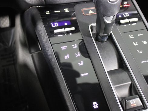 Used 2022 Porsche Macan AWD/4WD image 18