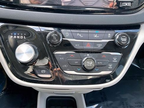 Used 2024 Chrysler Pacifica Touring-L image 34