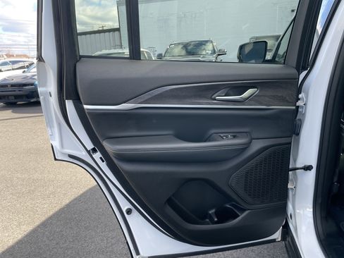 Certified 2023 Jeep Grand Cherokee Limited image 30