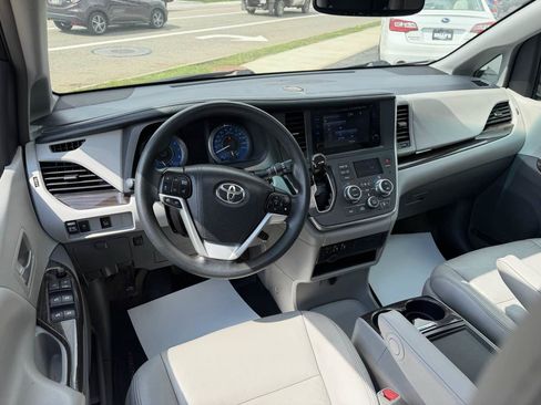 Used 2017 Toyota Sienna XLE AWD/4WD image 12