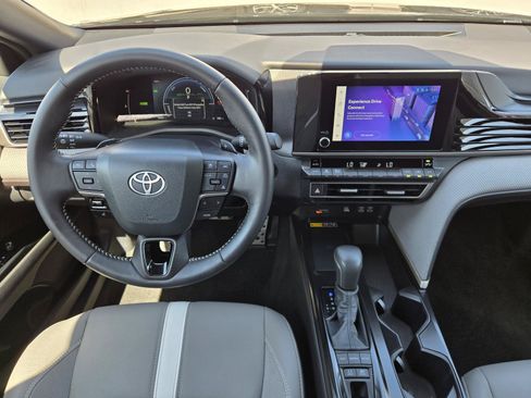 Used 2025 Toyota Camry SE w/ Convenience Package FWD image 6