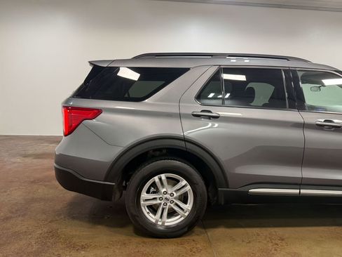 Used 2023 Ford Explorer XLT AWD/4WD image 33