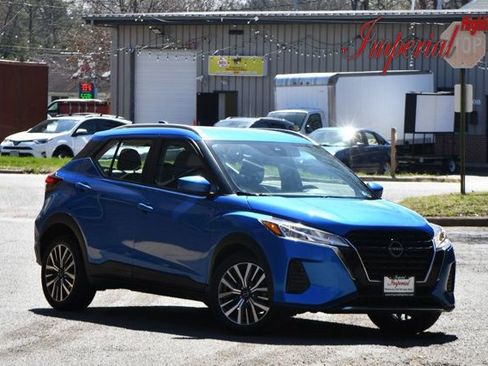 Used 2022 Nissan Kicks SV image 1