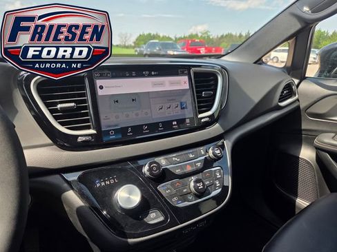 Used 2025 Chrysler Pacifica Select FWD image 18