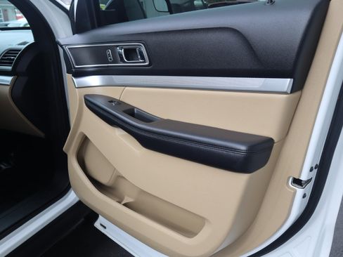 Used 2017 Ford Explorer XLT image 36