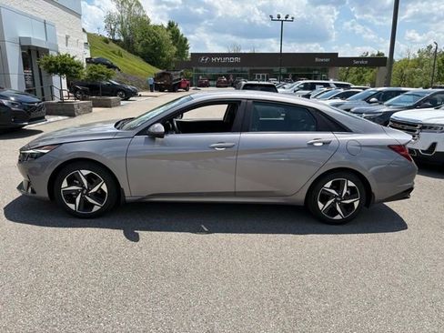Used 2023 Hyundai Elantra Limited FWD image 2