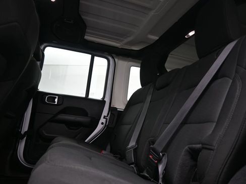 Used 2023 Jeep Wrangler Unlimited Sahara AWD/4WD image 15
