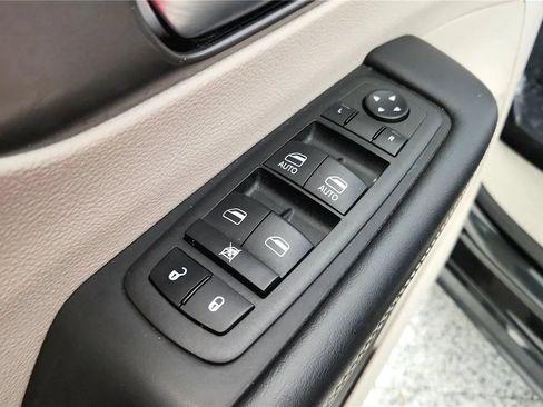 Used 2023 Chrysler Pacifica Touring-L FWD image 29