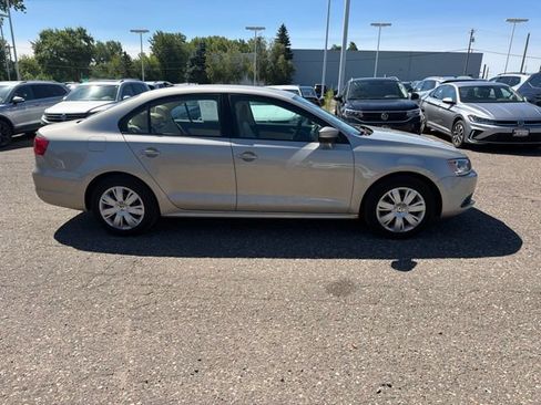 Used 2014 Volkswagen Jetta SE FWD image 2