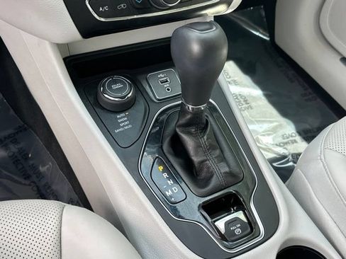 Used 2019 Jeep Cherokee Limited w/ Luxury Group AWD/4WD image 4