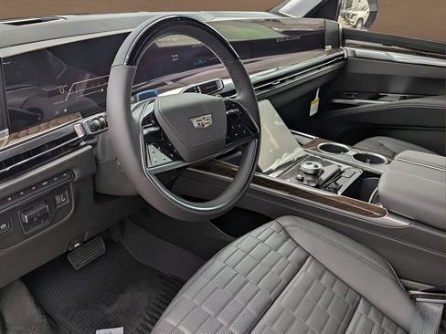 Certified 2025 Cadillac Escalade ESV Sport Platinum image 4