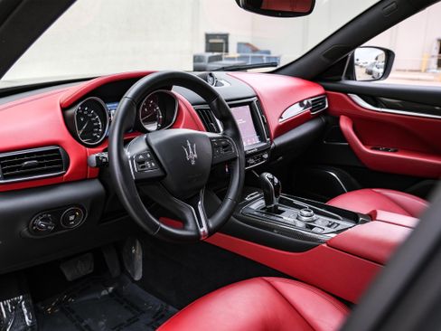 Used 2017 Maserati Levante w/ Luxury Package image 2