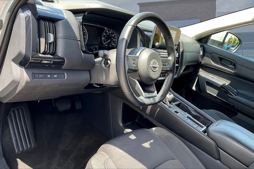 Used 2025 Nissan Pathfinder SV FWD image 17