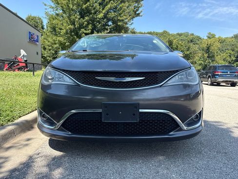 Used 2019 Chrysler Pacifica Limited FWD image 2