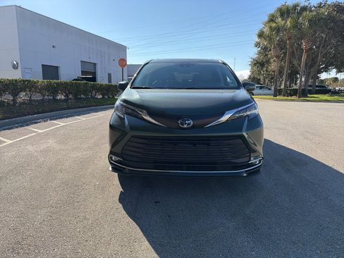 Used 2024 Toyota Sienna XLE image 8