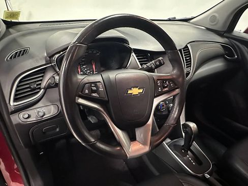 Used 2022 Chevrolet Trax LT w/ LT Convenience Package AWD/4WD image 21