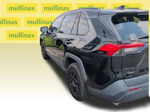 Used 2020 Toyota RAV4 XLE FWD image 3