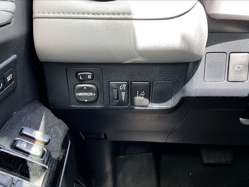 Used 2018 Toyota RAV4 Limited FWD image 34