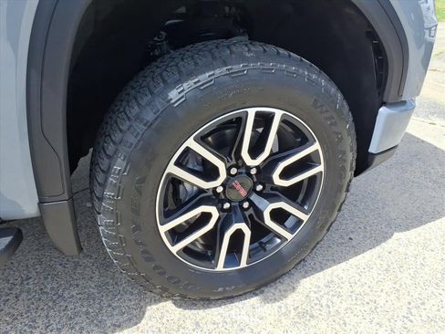 Used 2025 GMC Sierra 1500 AT4 w/ AT4 Premium Package AWD/4WD image 9