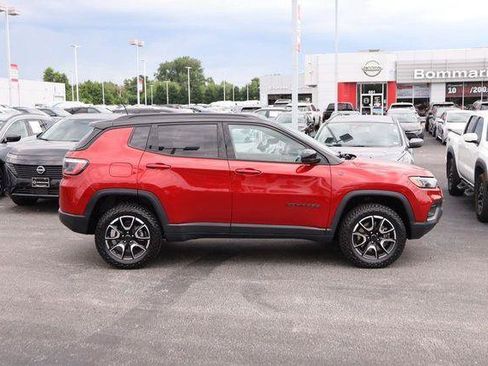 Used 2025 Jeep Compass Trailhawk AWD/4WD image 5