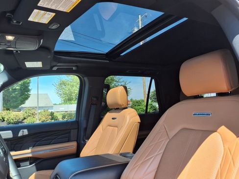 Used 2024 Ford Expedition Platinum image 7