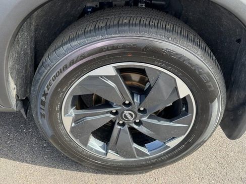 Used 2025 Nissan Rogue SV image 7