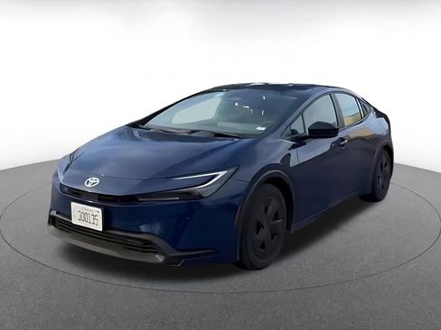 Used 2025 Toyota Prius LE image 4