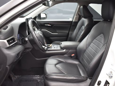 Used 2021 Toyota Highlander XLE AWD/4WD image 11