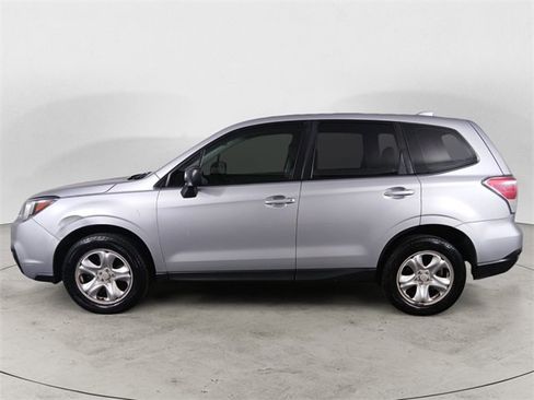 Used 2017 Subaru Forester 2.5i image 2