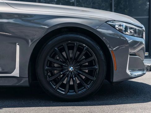 Used 2022 BMW 740i xDrive w/ Premium Package image 9