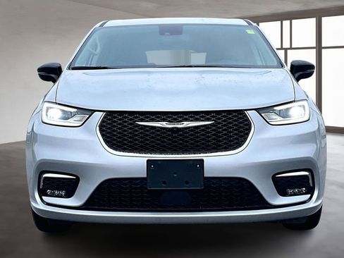 Used 2024 Chrysler Pacifica Touring-L image 2