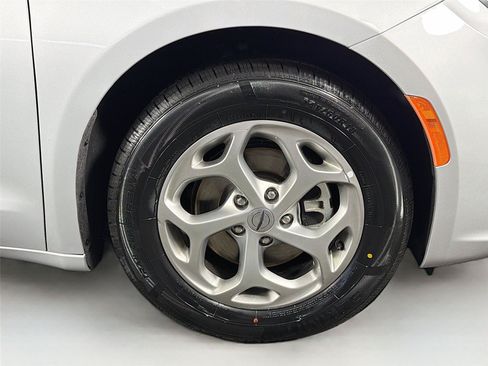 Used 2024 Chrysler Pacifica Limited FWD image 35