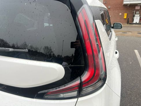 Used 2023 Kia Soul LX w/ LX Technology Package image 10