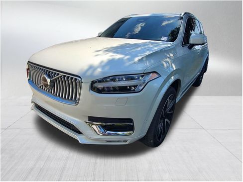 Certified 2024 Volvo XC90 B5 Plus image 2