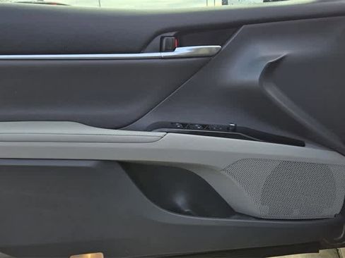 Used 2019 Toyota Camry XLE image 16