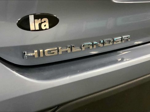 Used 2022 Toyota Highlander XLE AWD/4WD image 10