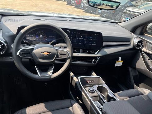 New 2027 Chevrolet Equinox LT w/ Convenience Package II FWD image 18