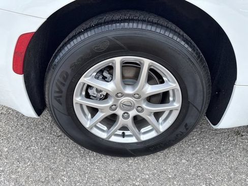 Used 2024 Chrysler Pacifica Touring-L FWD image 11