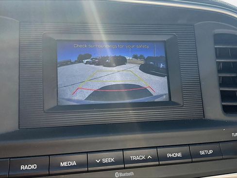 Used 2019 Hyundai Elantra SE image 30