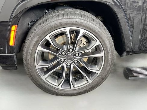 Used 2022 Jeep Grand Wagoneer Series III w/ Rear Seat Video Group 1 AWD/4WD image 8