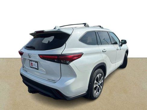 Certified 2021 Toyota Highlander XLE AWD/4WD image 4