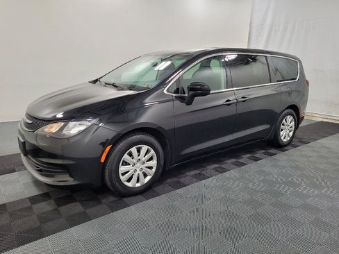 Used 2020 Chrysler Voyager L FWD image 2