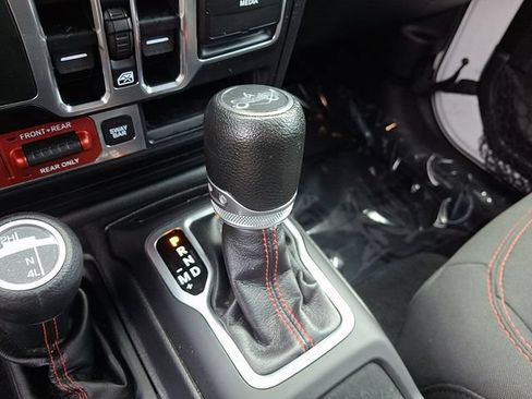 Used 2018 Jeep Wrangler Unlimited Rubicon AWD/4WD image 17