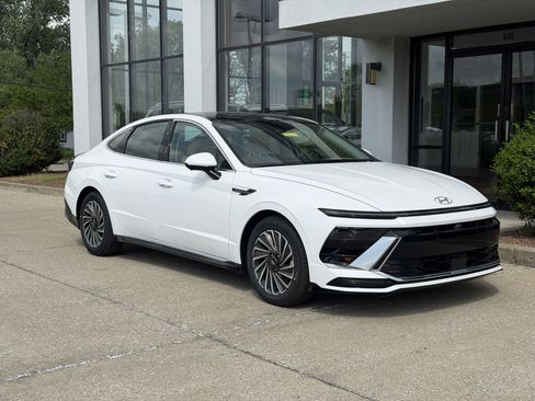 New 2026 Hyundai Sonata Limited FWD image 2