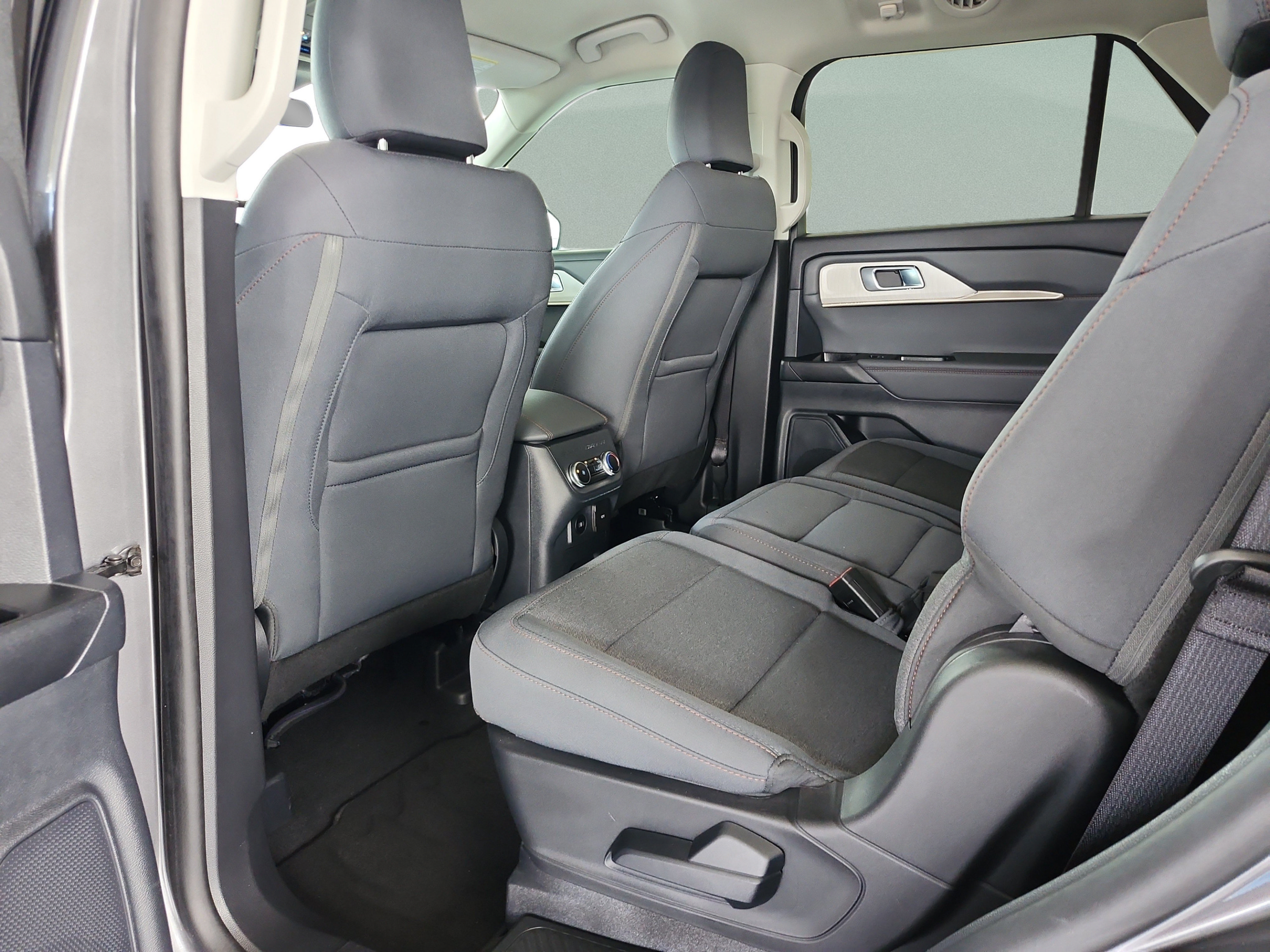 Used 2025 Ford Explorer Active RWD image 18