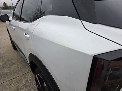 Used 2025 Nissan Kicks SR image 5