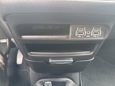 Used 2025 Chrysler Pacifica Select FWD image 31