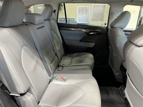 Used 2023 Toyota Highlander Limited image 12